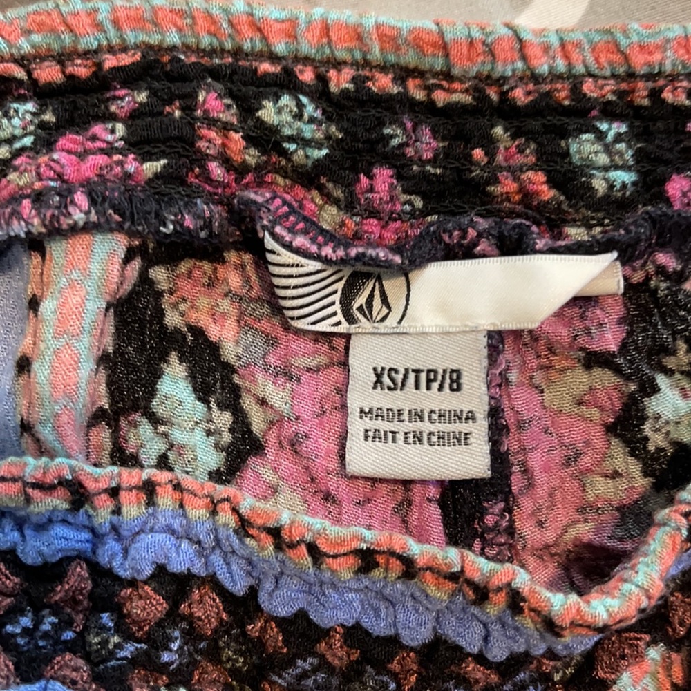 Volcom shorts - Picture 2 of 2